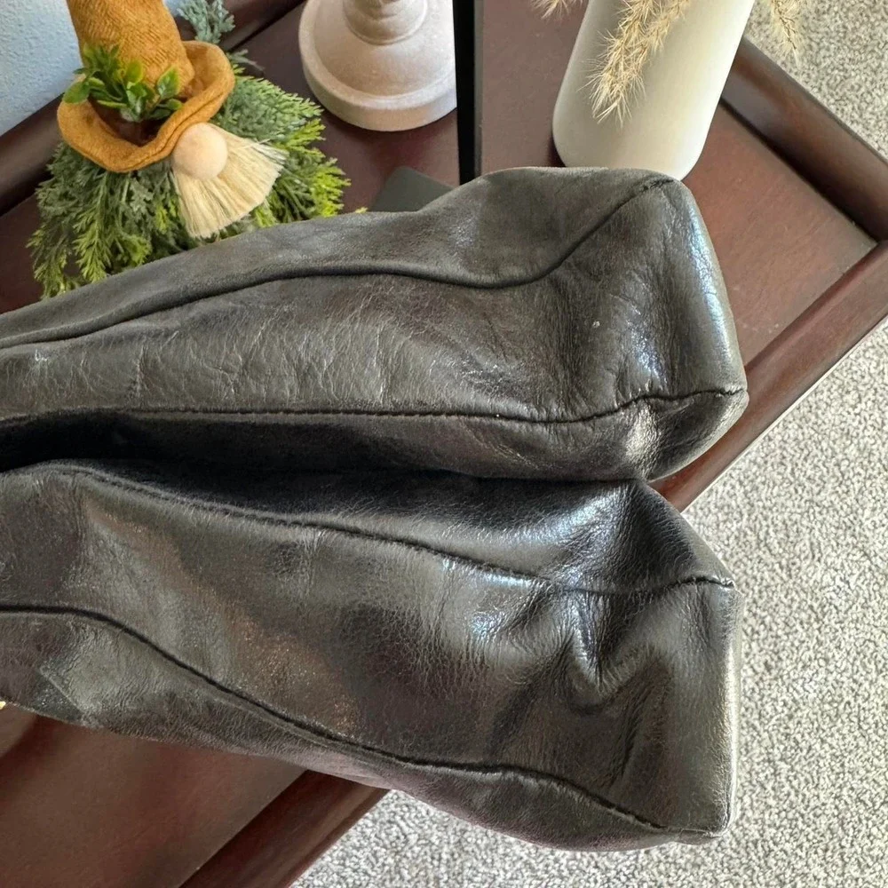 Badgley Mischka leather shoulder bag.‎